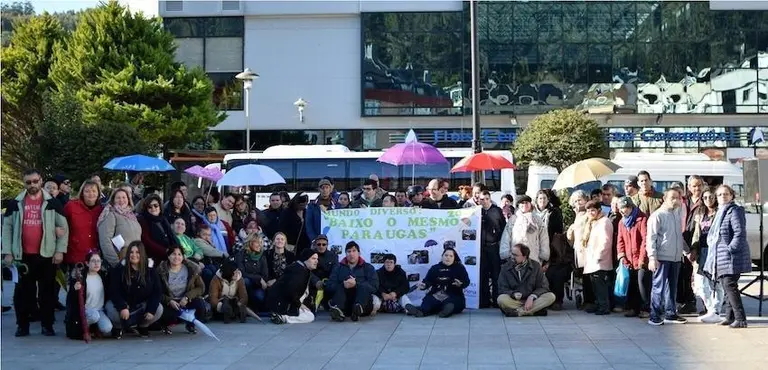 Imaxe dunha concentración en Cee das familias de APEM e Aspadez en 2017 polo Día das persoas con discapacidade