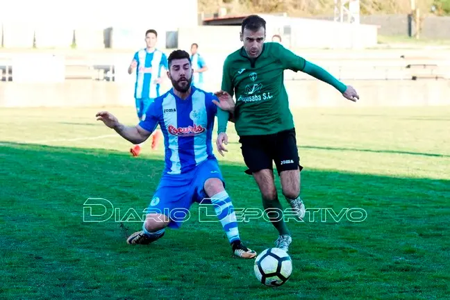 Iv&aacute;n Gonz&aacute;lez disputa un bal&oacute;n cun rival no Xallas-Puebla