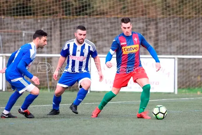 Guau e &Aacute;lex Figueiras loitan por un bal&oacute;n con &Aacute;lex Rama no CD Baio - SD Esteirana. Foto: www.diariodeportivo.gal