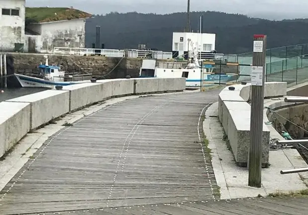 Ponte da darsena pechada do Porto de Camarinas