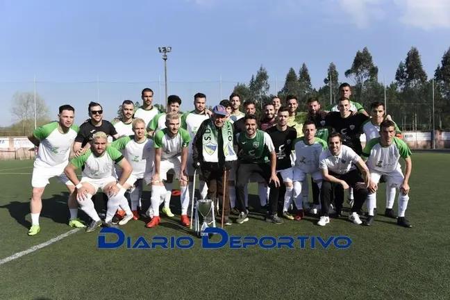 A SD Coristanco coa Copa de campi&oacute;n desta Terceira Galicia. Foto: www.diariodeportivo.gal