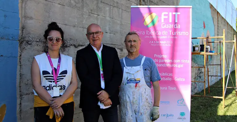 Laura Tova e o pintor O&rsquo;Mighelo con Xose Regueira na FIT