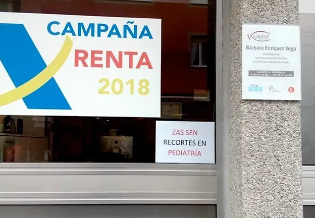 Establecimentos de Zas co cartel da Plataforma Zas sen recortes en Pediatria