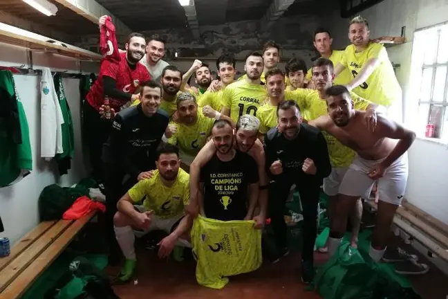 O Coristanco celebrando a s&uacute;a vitoria copeira ante o Fisterra