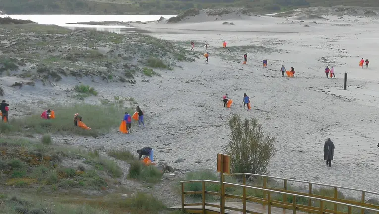 Limpeza da praia Area Maior de Louro coa Asoc. Rumial 1