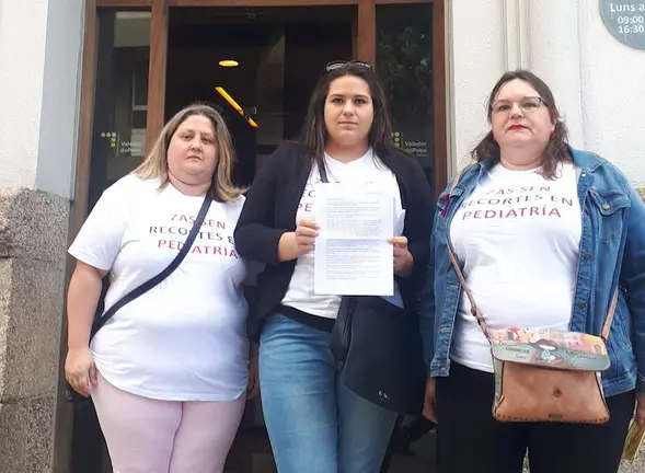 Familias de Zas na Valedora do Pobo polo servizo de pediatria