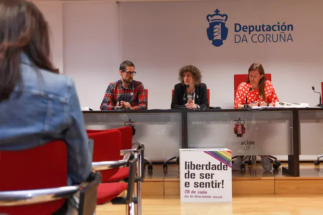 Presentacion da campana Ser e Sentir da Deputacion da Coruna con Goretti Sanmartin e Eva Ovenza