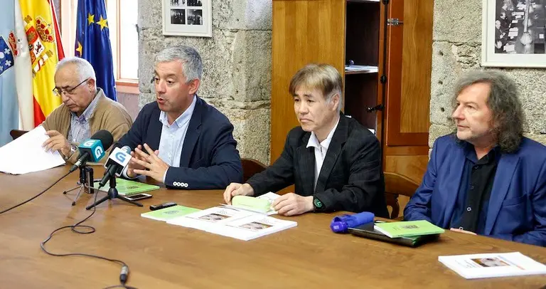 O secretario xeral de Pol&iacute;tica Ling&uuml;&iacute;stica, Valent&iacute;n Garc&iacute;a, e un profesor da universidade xaponesa de Tsudajuku Takekazu Asaka, presentar&aacute;n en rolda de prensa a Nova gram&aacute;tica galega e mais a edici&oacute;n biling&uuml;e galego-xapon&eacute;s de Os Eidos de Novoneyra. Na Sala Sarmiento do Pazo de San Roque (r&uacute;a de San Roque, 2 -1&ordm; andar).
foto xon crespo
04/08/17