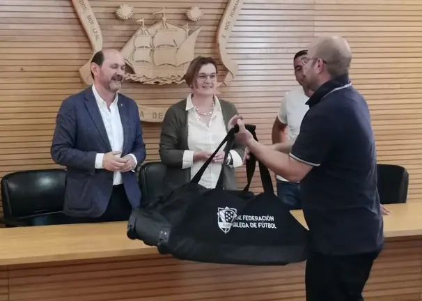 O presidente do Lira recollendo o material da RFGF