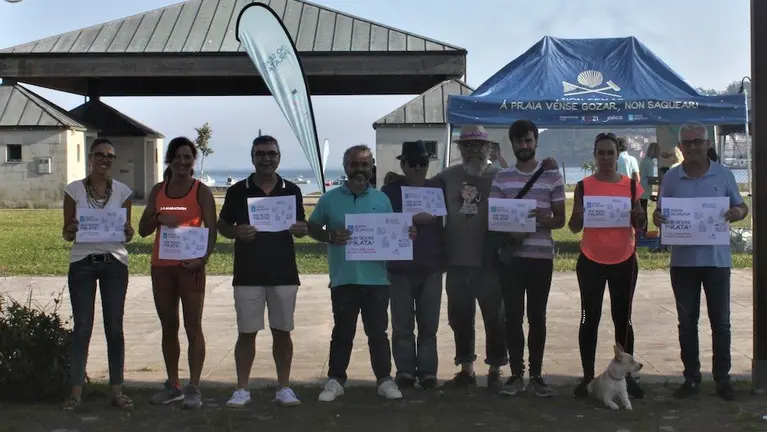 BNG protestando pola campana da Xunta contra o furtivismo na praia da Concha