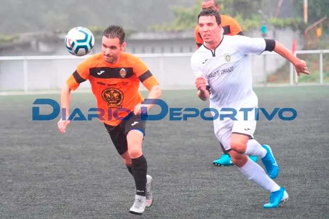 Pesco l&eacute;vase un bal&oacute;n ante Pladur no Soneira SD - Volantes de Ba&ntilde;o FC. Foto: www.diariodeportivo.gal