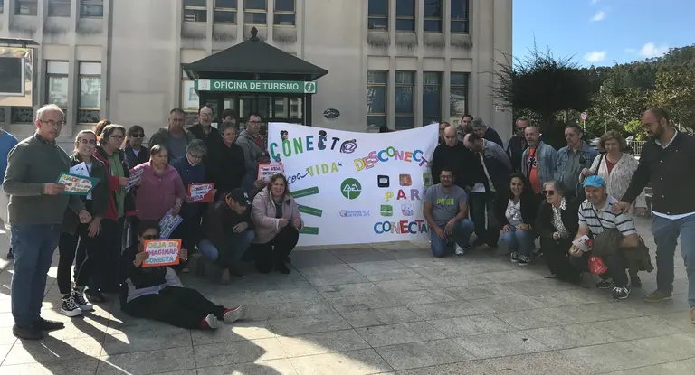 Usuarios de APEM na concentraci&oacute;n celebrada onte en Cee polo D&iacute;a Mundial das Enfermidades Mentais