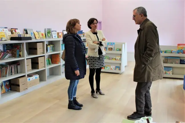 Visita do alcalde, Evencio Ferrero, e a concelleira de Educaci&oacute;n, Mar Eir&iacute;s, &aacute; biblioteca.