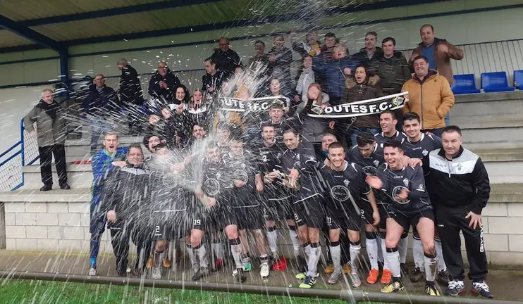 O Outes celebrando o ascenso a Liga da Costa nas Fontinas