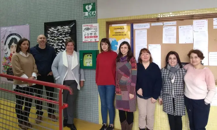 Profesorado do CEIP Praia de Quenxe co novo Desfibrilador DEA