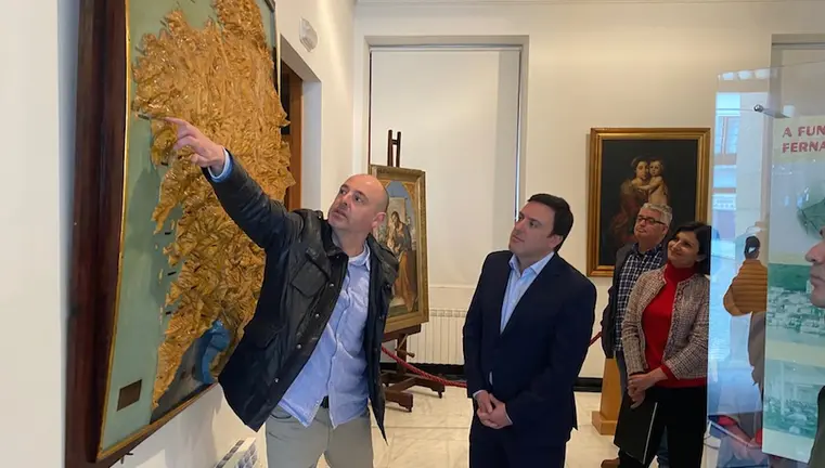 Dario Areas amosando os Tesouros da Fundacion Fernando Blanco a Valetin Gonalez Formoso