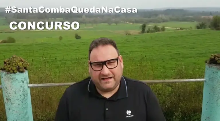 Huelvis presentando o concurso Santa Comba queda na casa