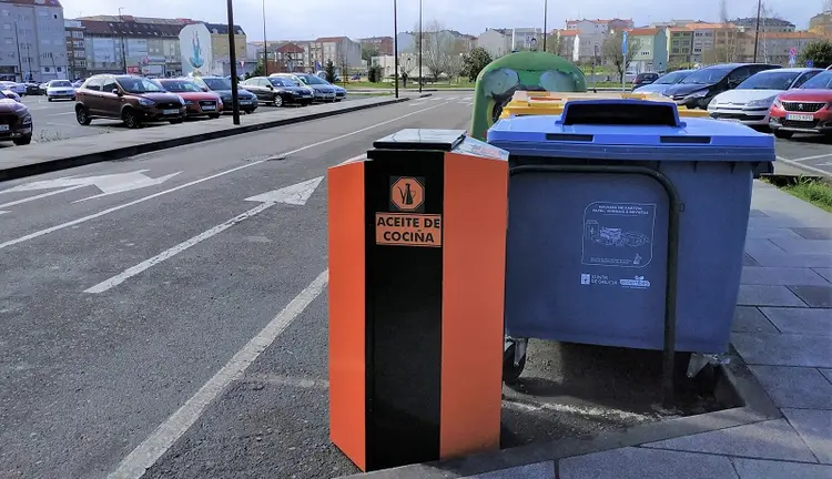 Colector de aceite de cocina usado en carballo
