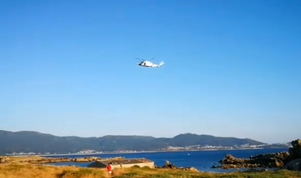 Helicoptero buscando un rapaz en kaiak desaparecido