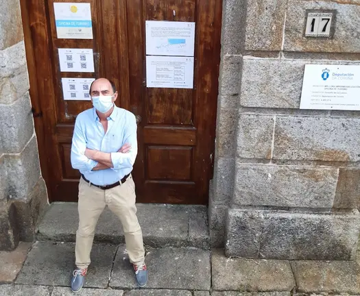 Alfredo Gonzalez de Sempre Corcubion diante da Oficina de Turismo