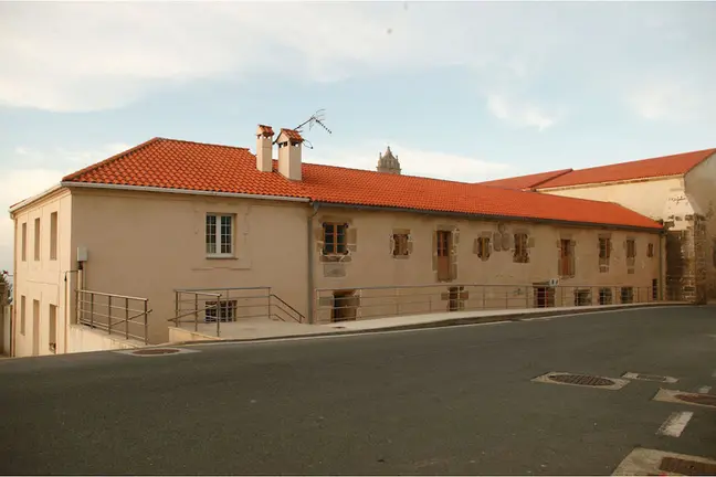 A oficina de turismo da Laracha esta na Casa Reitoral de Caion