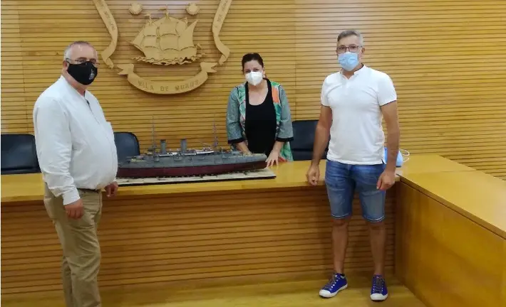 O maquetista Fran Romero co Cardenal Cisneros copia