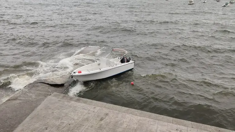 Embarcacion as pedras de Santa Isabel en Corcubion