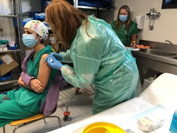 Vacinando aos profesionais do HVdX