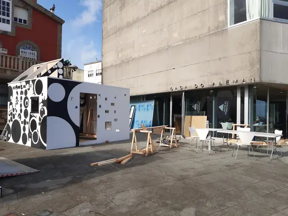 A replica da Casa de Man de Creus e Carrasco xa no Museo do Aleman