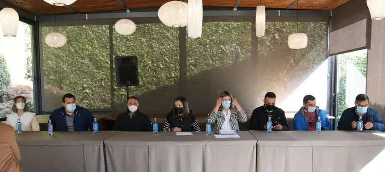 Concelleiros da oposicion presentando a mocion de censura