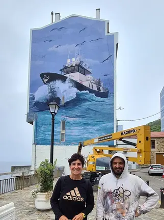Yoseba cunha amiga no Mural ainda coa imaxe de Castelao
