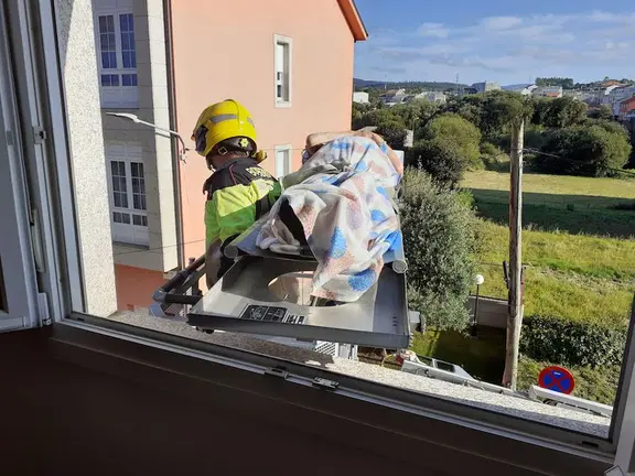 Bombeiros evacuan por ventana