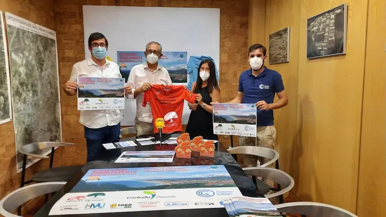 , Vanesa Loureiro, no acto de presentaci&oacute;n da proba. Con ela estiveron Jos&eacute; Manuel Abal, en representaci&oacute;n da Federaci&oacute;n Galega de Ciclismo; o concelleiro de Deporte, Marcos Trigo, e o alcalde de Carballo, Evencio Ferrero.