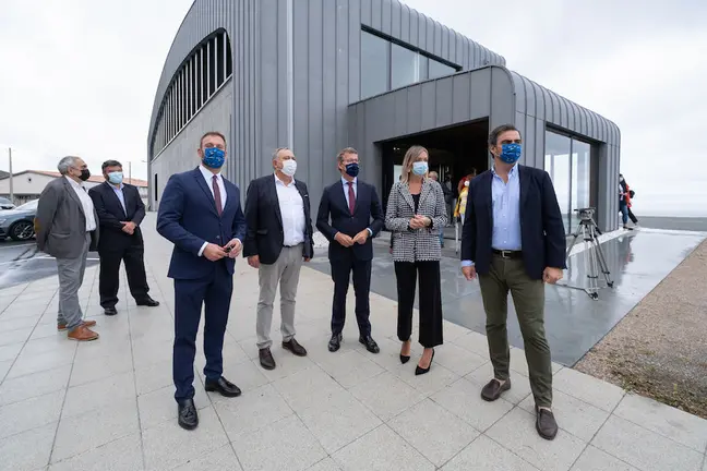 O presidente da Xunta, Alberto Núñez Feijóo, acompañado pola conselleira de Política Social, Fabiola García, e pola conselleira do Mar, Rosa Quintana, participa na inauguración do centro comunitario de Caión. A Laracha, 08/09/21.