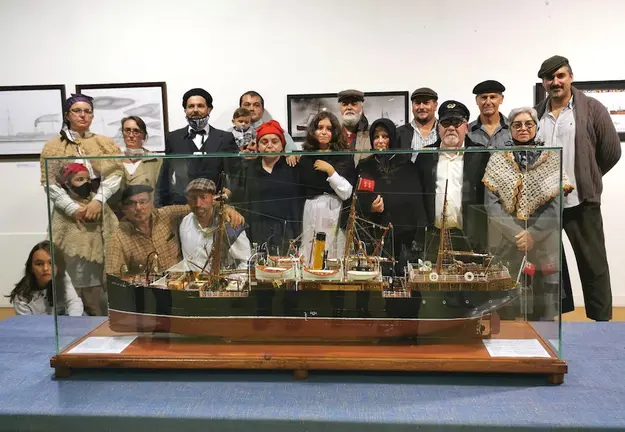 A familia de Naufraxios Galegos na exposicion de maquetas