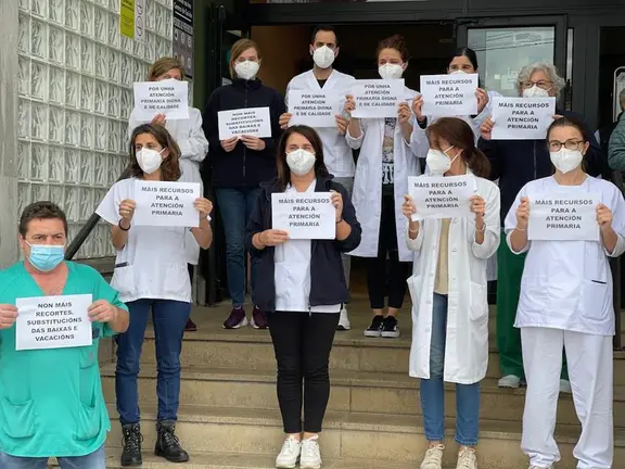 Concentracion as portas do Centro de Saude de Carballo-Foto-Rebelionalumino