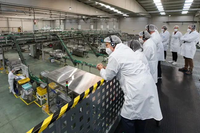O presidente da Xunta, Alberto N&uacute;&ntilde;ez Feij&oacute;o, acompa&ntilde;ado da conselleira do Mar, Rosa Quintana, re&uacute;nese con directivos do grupo Calvo e visita a planta de envasado.  Carballo, 12/1/2022.