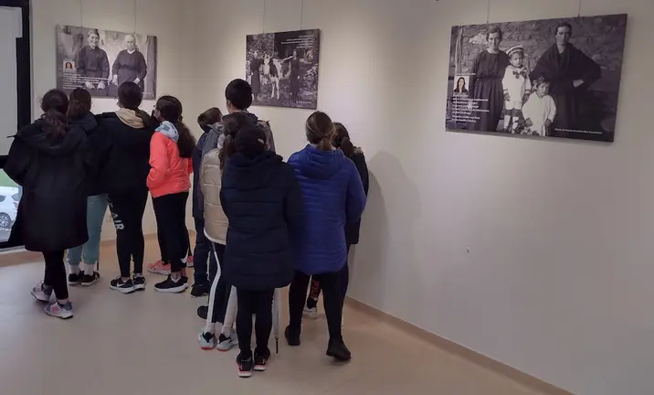 Exposicion Nos somos elas en Cee co alumnado do Manuela Rial