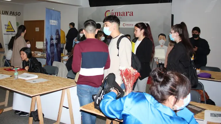 No acto de inauguraci&oacute;n participaron o alcalde de Carballo, Evencio Ferrero; a vicepresidenta e o director xeral da C&aacute;mara, Luz Pardo e Manuel Galdo respectivamente e o concelleiro de Promoci&oacute;n Econ&oacute;mica e Turismo do concello de Carballo e vicepresidente da Diputaci&oacute;n da Coru&ntilde;a, Xos&eacute; Regueira.