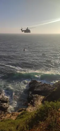 Imaxe do rescate nos cantís de Malpica