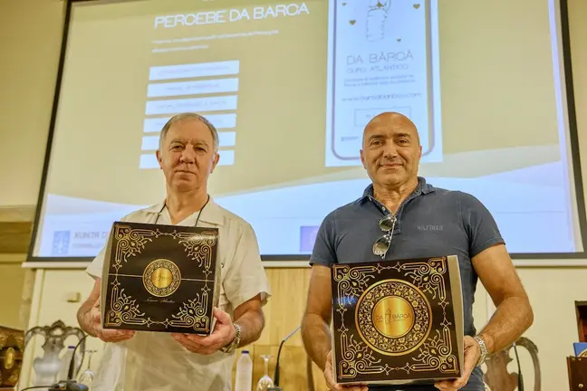 Manuel Vilar e Santi Perez co tesouro do Percebe de Muxia