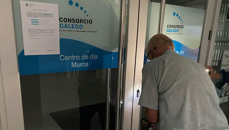 Porta do Centro de Dia de Muros pechada