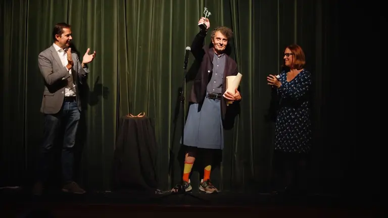 Entrega Xograr Outono a Evaristo Calvo no FIOT 22 &copy; Vanessa Rábade_2