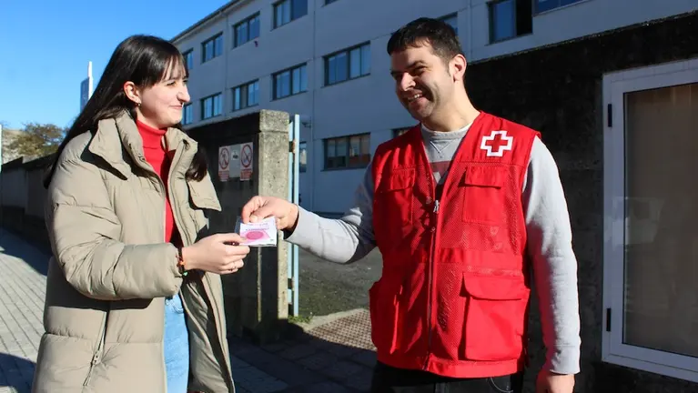 Cruz Vermella repartindo condons en Carballo