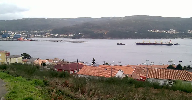 O Mercante Ideal Bulker entrando no porto de Brens axudado polo practico