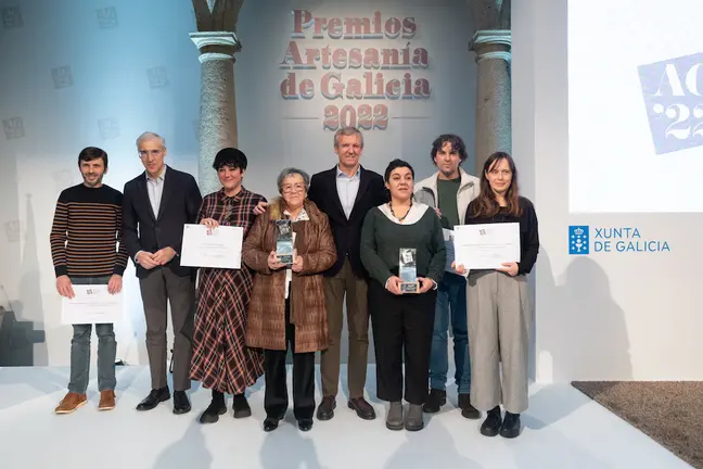 O titular do Executivo galego, Alfonso Rueda, acompañado do vicepresidente primeiro e Conselleiro de Economía, Industria e Innovación, Francisco Conde, asiste á entrega dos Premios Artesanía de Galicia 2022. Hotel Monumento San Francisco, Santiago, 12/12/22.