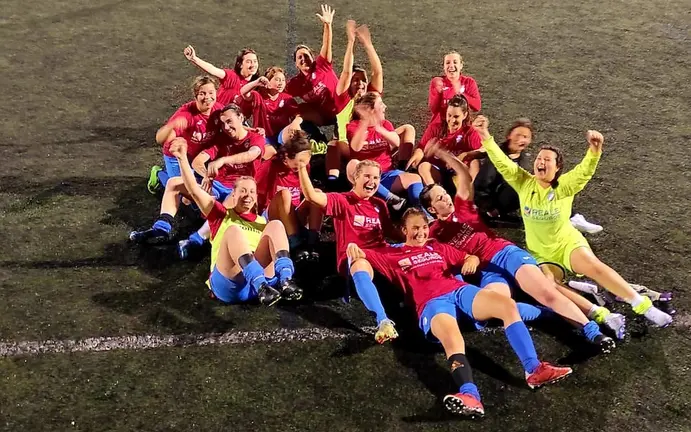 Ponteceso feminino celebrando remontada