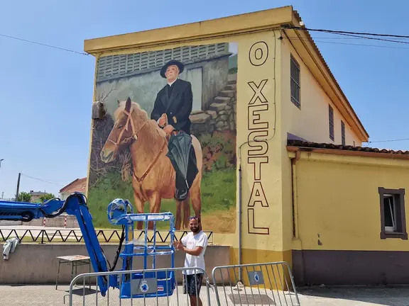 Yoseba MP co mural do XEstal en Carballo 