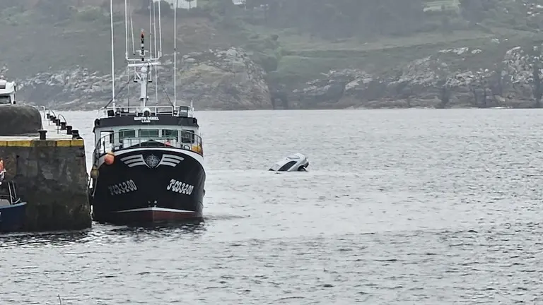 Coche ao mar no porto de Laxe