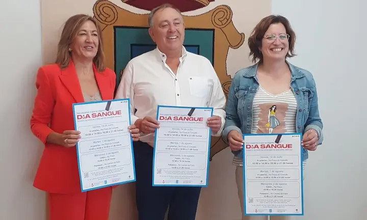 O alcalde da Laracha, José Manuel López Varela, e a directora da Axencia Galega de Sangue, Órganos e Tecidos (ADOS), Marisa López, presentaron hoxe no Concello a campaña de verán de